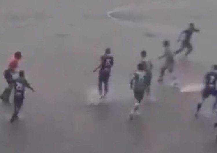 ¡Una piscina! El deplorable estado del campo en partido de la Liga 2 [VIDEO]