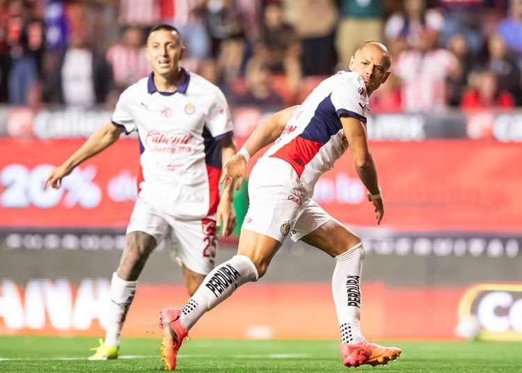 ¿VAR se equivoca al anular los goles de Chicharito en Chivas?