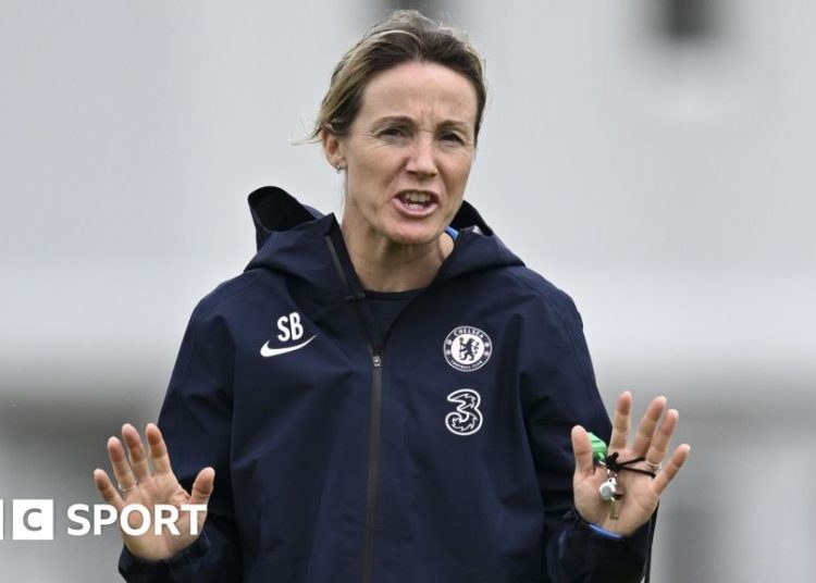 Sonia Bompastor during a Chelsea training session