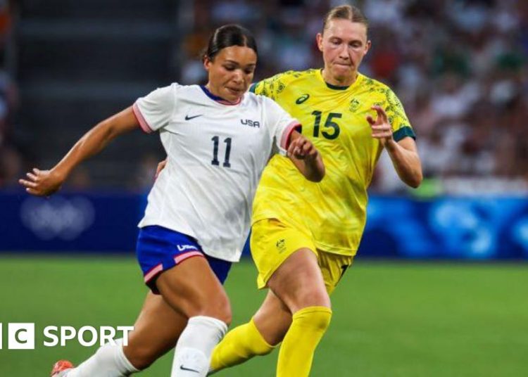 Clare Hunt (right) playing for Australia at the Paris 2024 Olympics