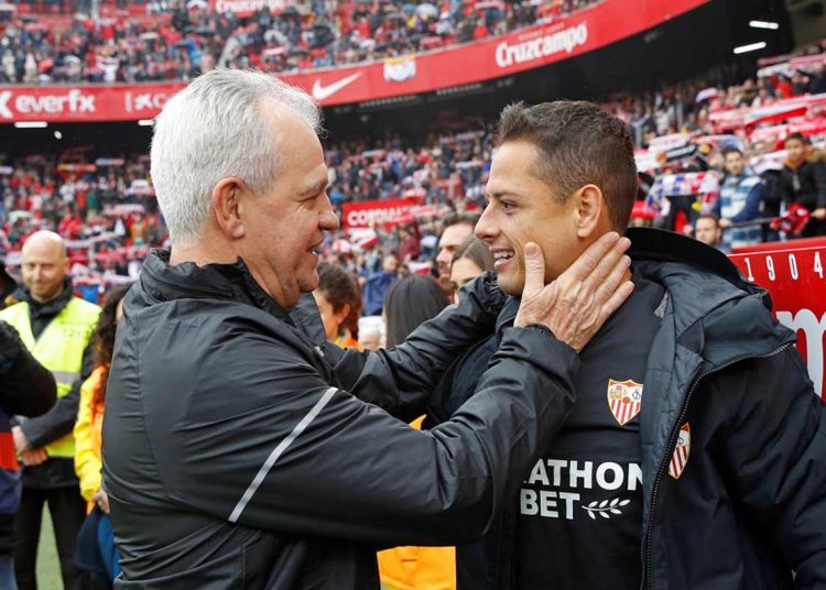 Con Javier Aguirre, Chicharito vuelve a levantar la mano