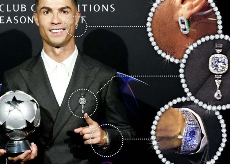 Cristiano Ronaldo sorprende a los fans al lucir diamantes valorados en 6 millones de libras en el sorteo de la Champions League