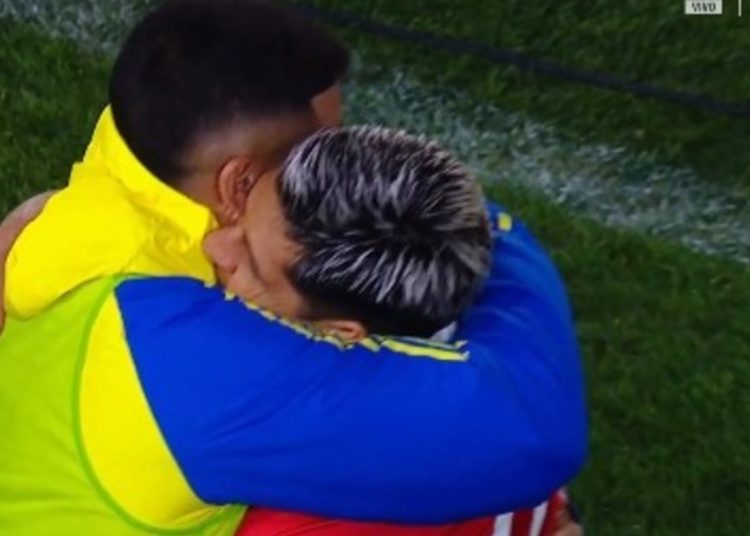 El abrazo entre Enzo Pérez y Marcos Rojo en Estudiantes vs. Boca :: Olé