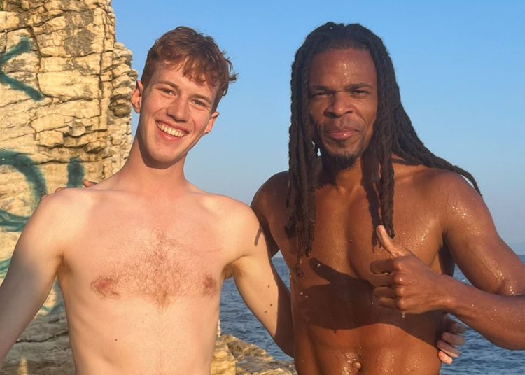 El delantero ganador de la Premier League luce totalmente irreconocible con largas rastas después de que un fanático lo viera en una playa de Croacia