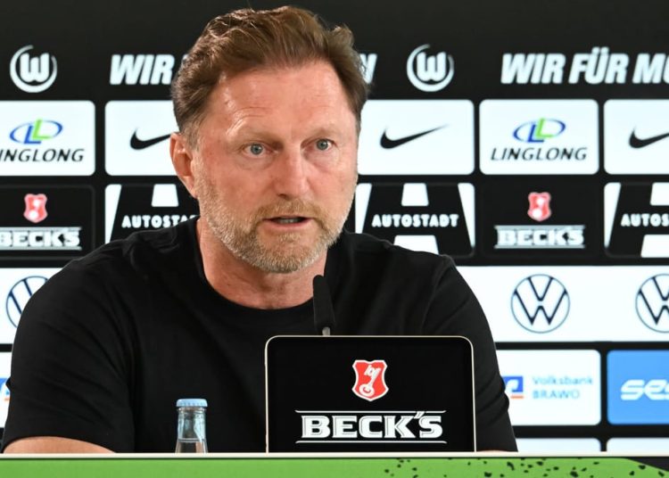 El entrenador del Wolfsburgo, Ralph Hasenhüttl, critica a los aficionados – "Friedhof"