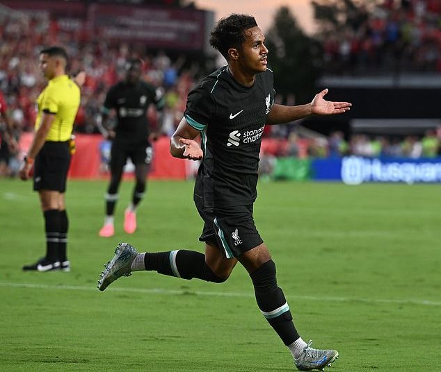 Fabio Carvalho tardó apenas diez minutos en abrir el marcador para el Liverpool ante el Manchester United