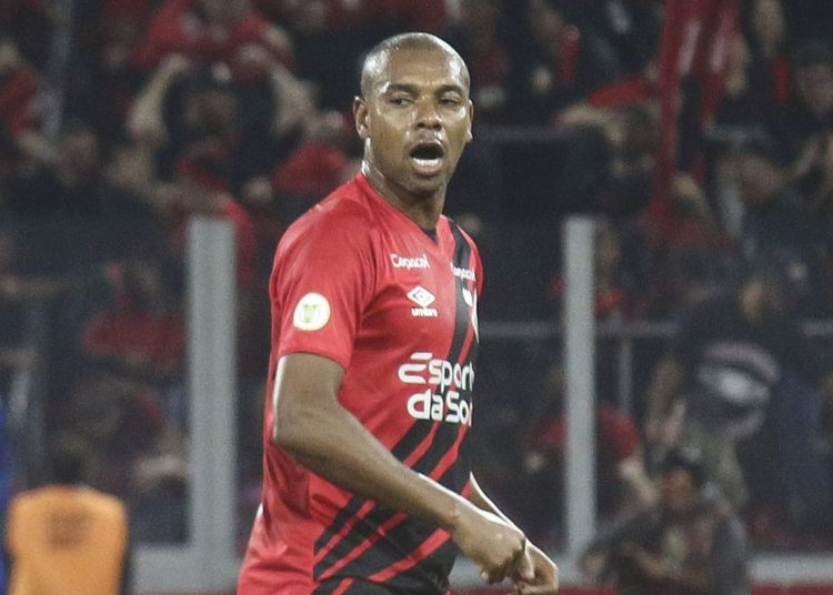 Fernandinho se siente el muslo y podría perderse el Atlético-PR ante el Vasco