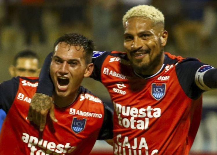 Jairo Vélez y Paolo Guerrero. Foto: Andina