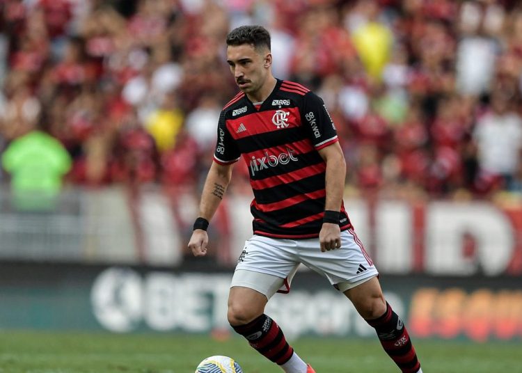 Léo Ortiz revela dificultad para jugar como centrocampista del Flamengo