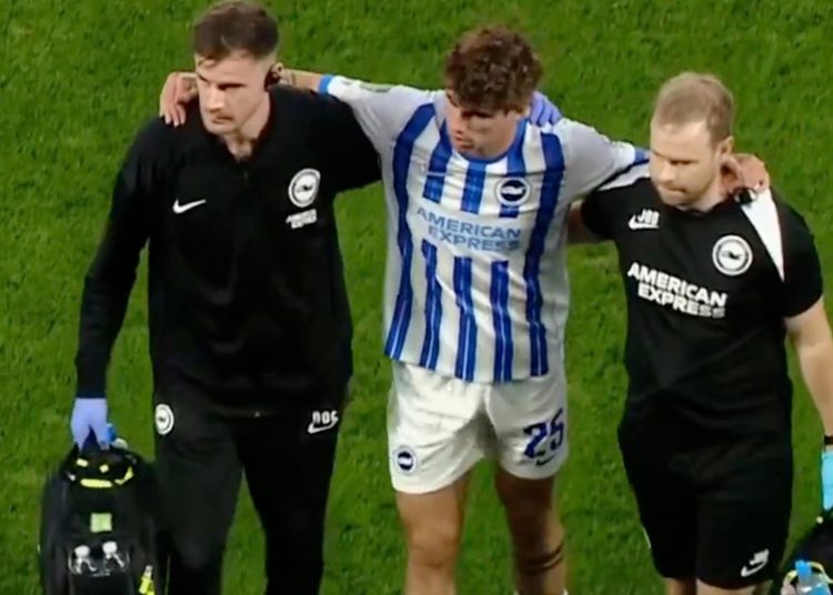 Matt O'Riley fue retirado por los médicos del Brighton solo OCHO MINUTOS después de su debut tras una transferencia de £ 26 millones del Celtic