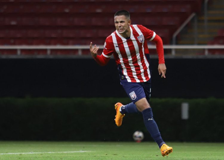 Mientras Chicharito sigue fallando, la cantera de Chivas levanta la mano