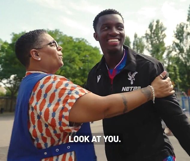 Eddie Nketiah se encontró con un amigo de la familia mientras caminaba por su ciudad natal después de fichar por Crystal Palace el día límite.