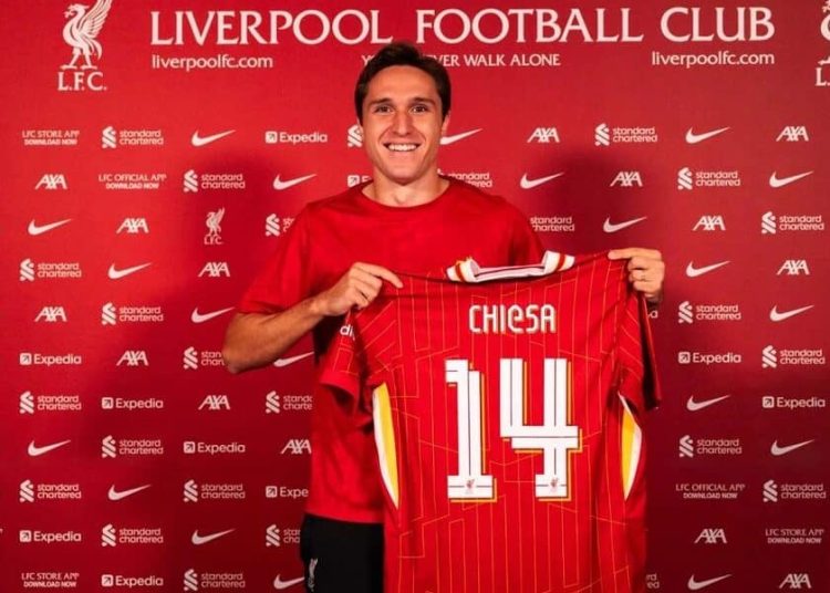 [Photos] Federico Chiesa posa con la camiseta del Liverpool tras completar su traspaso por 12,5 millones de libras procedente de la Juventus