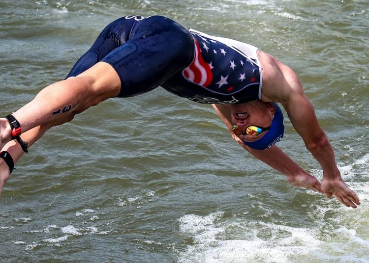 Un atleta disfruta saltando en el Sena