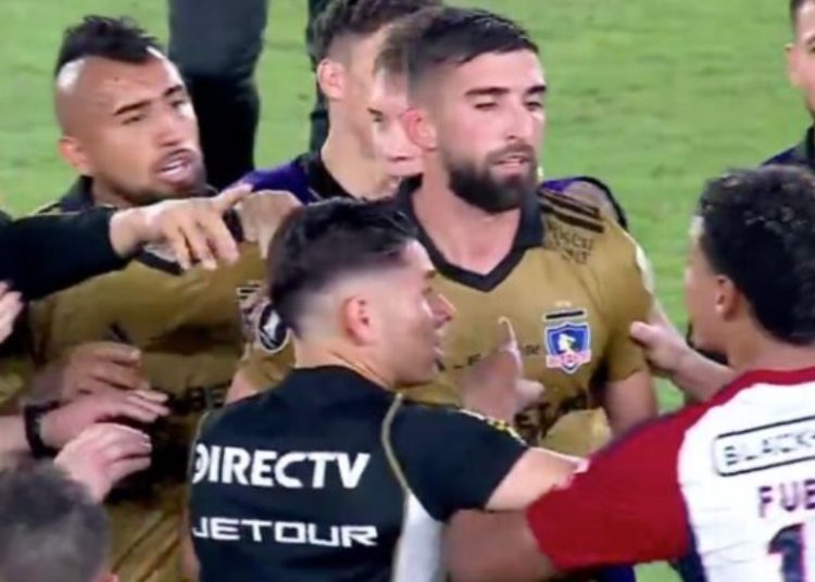 (Video) Tras el pitazo final, jugadores de Junior fueron a buscar a Arturo Vidal - Te Caché!