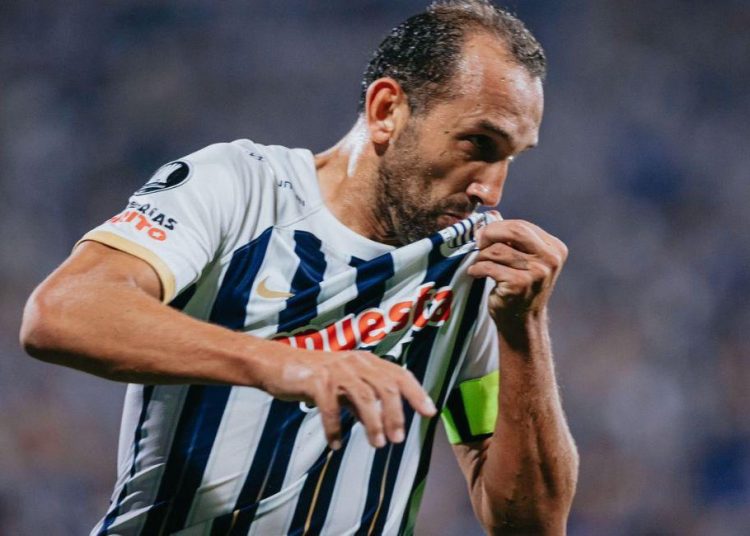 Hernán Barcos culmina contrato con Alianza Lima a final de temporada. Foto: Twitter Alianza Lima