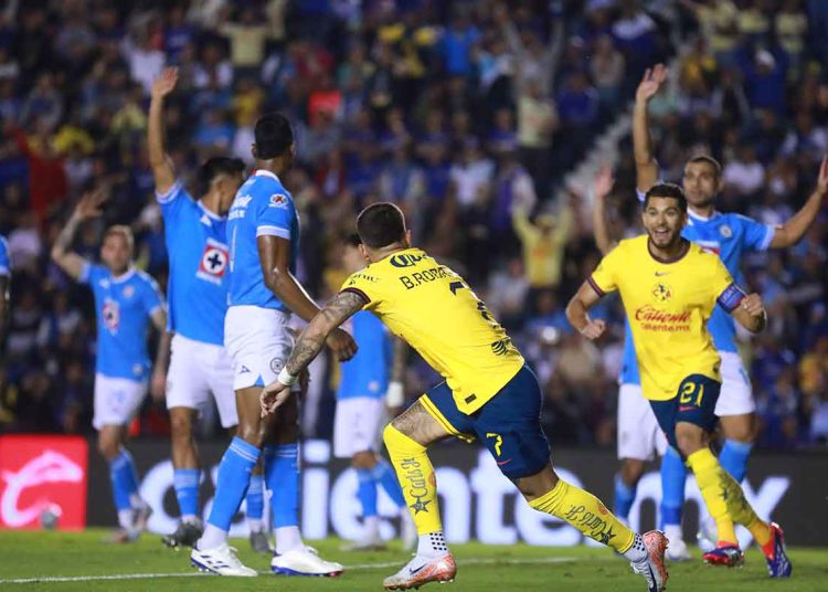 América se va al frente ante Cruz Azul con una polémica anotación ¿Fue bien señalado?