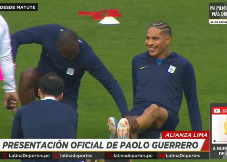 Cecilio Waterman y Paolo Guerrero. Foto: Captura