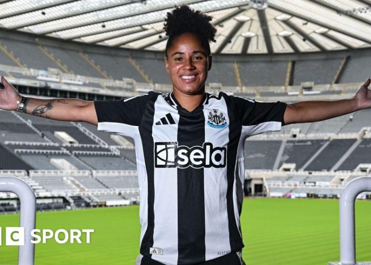 Demi Stokes in Newcastle kit