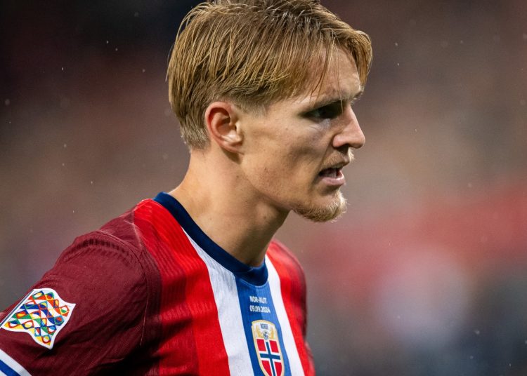 La estrella del Arsenal, Martin Odegaard, fue visto con muletas subiendo a un avión privado en un preocupante golpe por lesión antes del choque contra el Tottenham