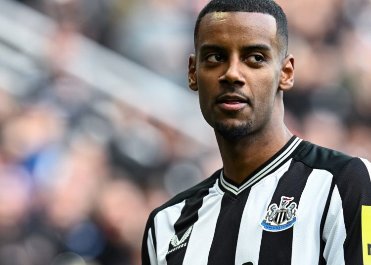 La ex estrella del Manchester United revela que Alexander Isak ha hablado con él sobre el traspaso al Newcastle desde los rivales de la Premier League