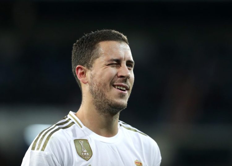 Los aficionados del Lens silban a Eden Hazard durante el partido benéfico