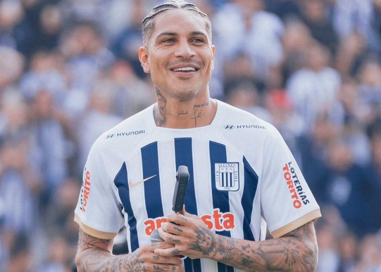 Paolo Guerrero no pudo evitar derramar algunas lágrimas durante su presentación en ‘Matute’. Foto: Twitter Alianza Lima