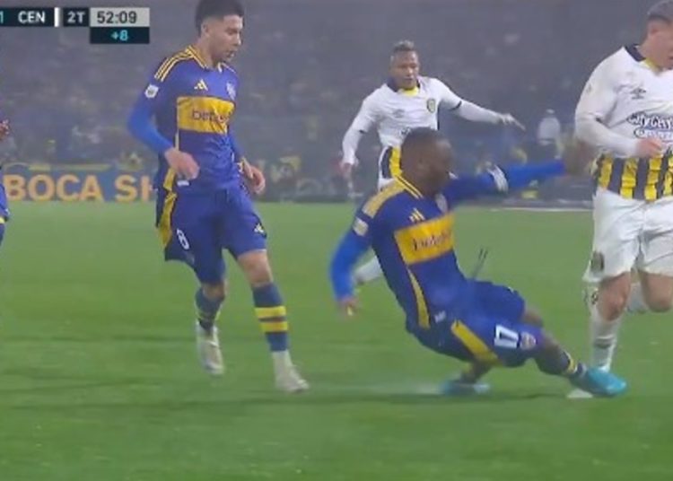 Polémica en el final de Boca vs. Central: ¿era penal de Advíncula contra Copetti? :: Olé