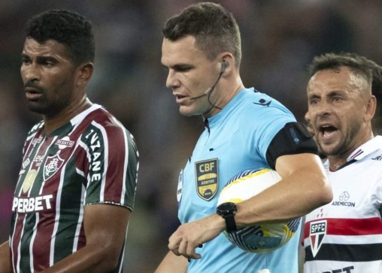 Se difunde el audio del VAR en el polémico Fluminense x São Paulo y la afición indigna: "mala voluntad"