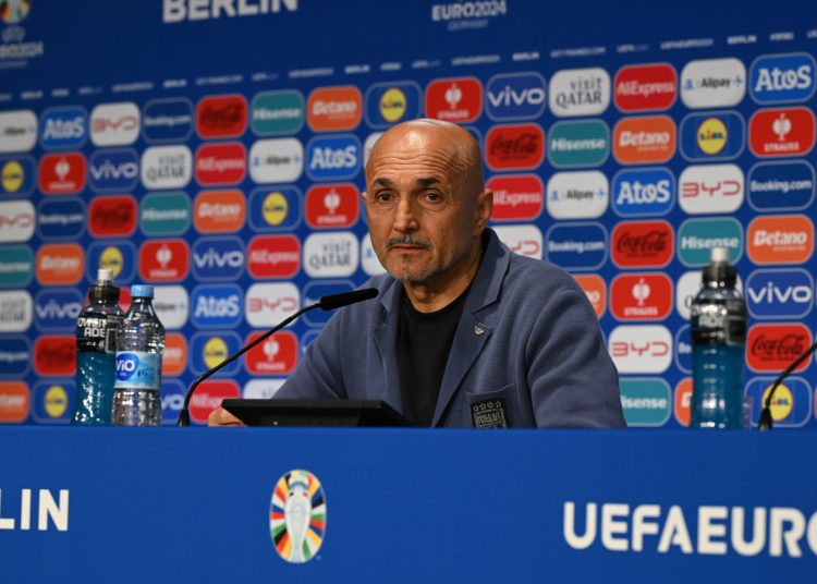 Spalletti reflexiona sobre dónde encajar a Chiesa en el nuevo 3-5-2 de Italia